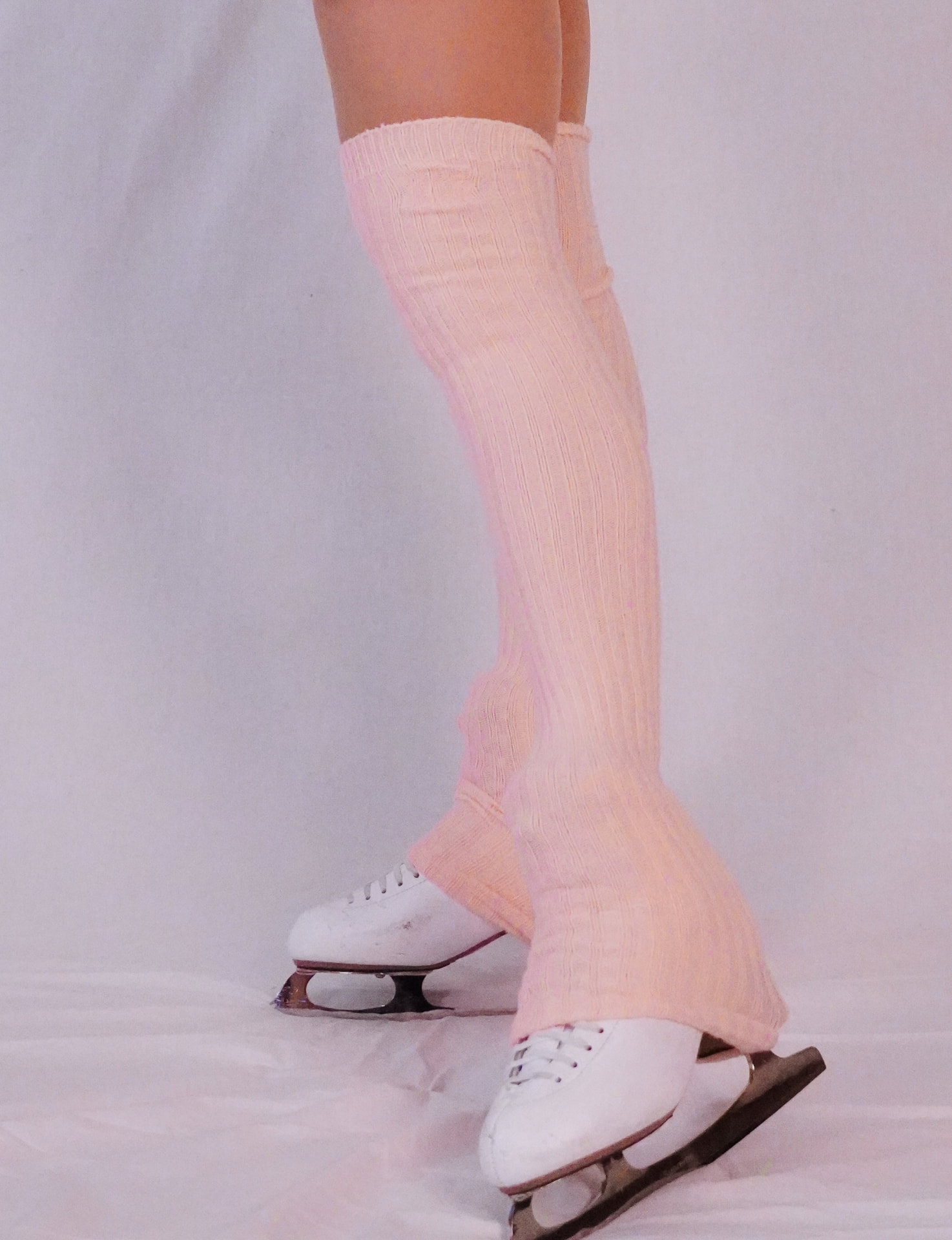 Model wearing Pirouette pink legwarmers in a ballet pose